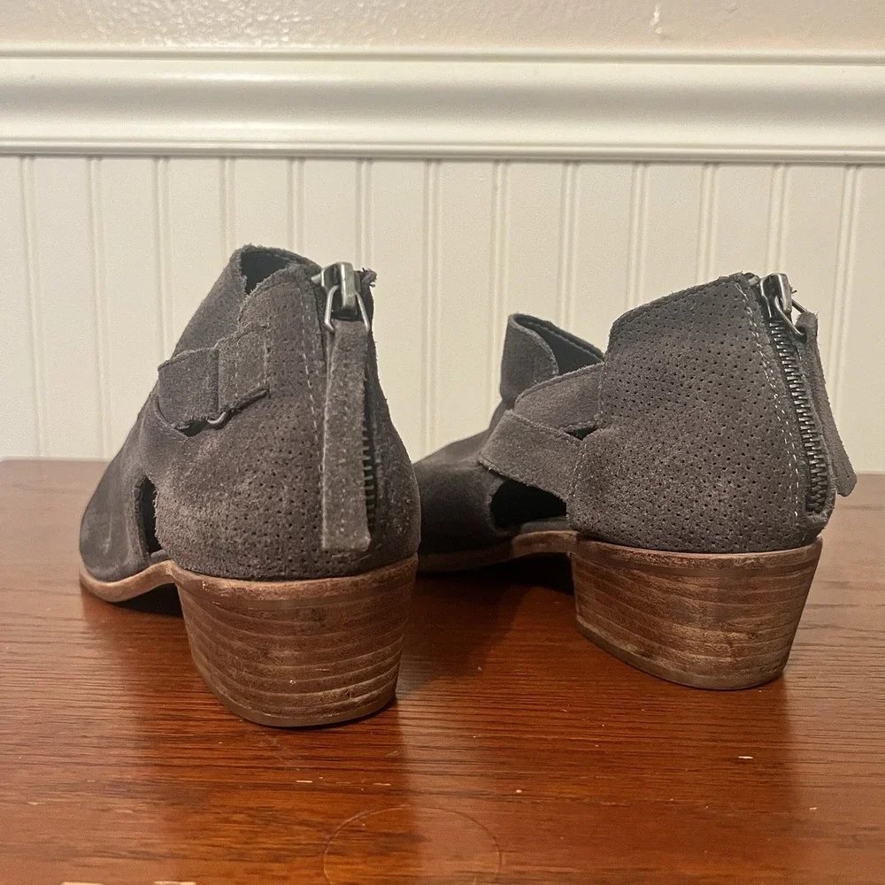 Dolce Vita Ankle Boots Bootie Womens Size 9 Taupe Heel Suede Textured Almond Toe